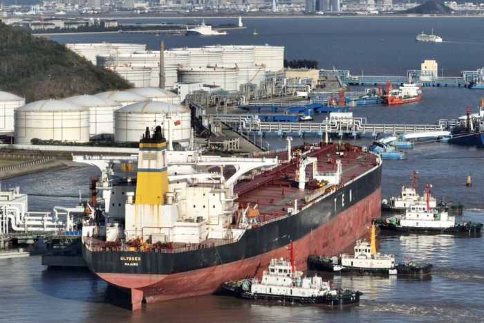 往来如织的船舶陆续停靠在舟山港船加油锚地，等待加注保税船用燃料油。兵团日报全媒体记者 邵明辉 摄