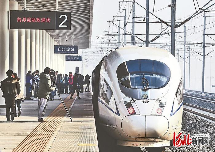 2015年12月28日,津保铁路正式开通这是列车在白洋淀站停靠