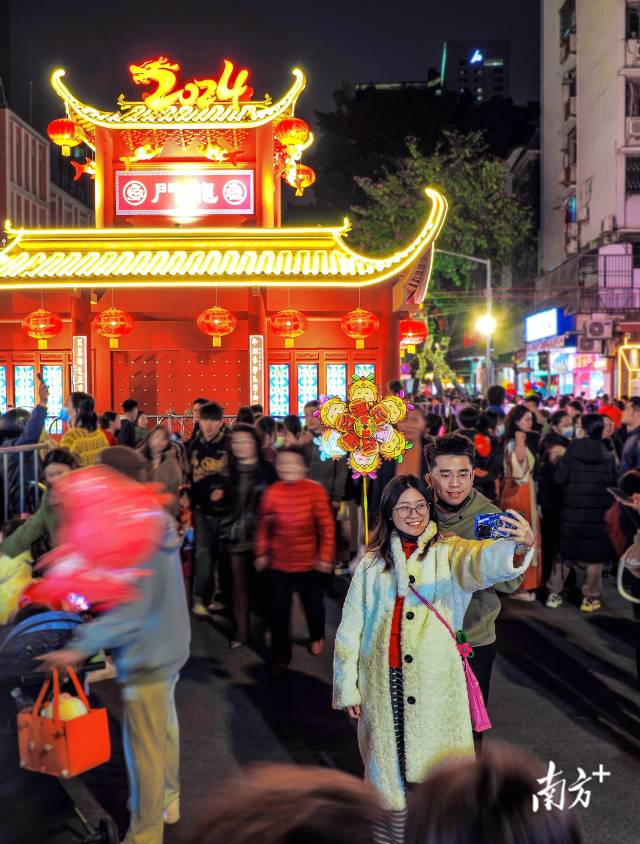 2月6日,广州市西湖路花市,逛花街的市民开心留影.陈健明 摄