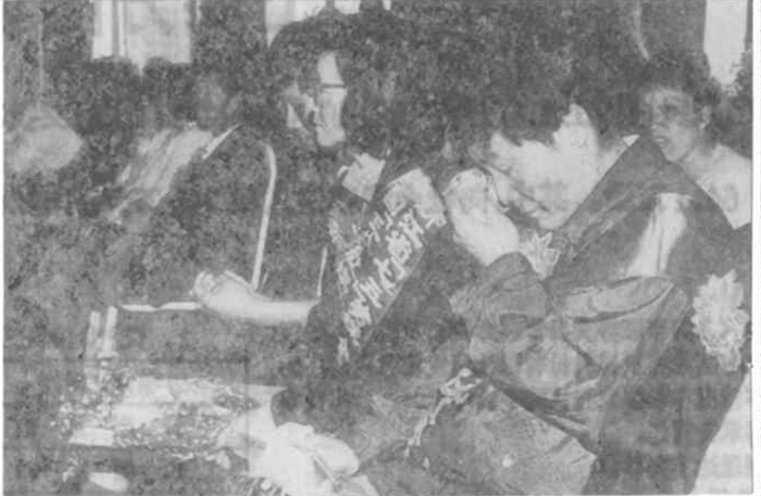 1992年5月29日，解放日报第10版，刊登了宗庆后“硬汉动情”照，由慈宏摄