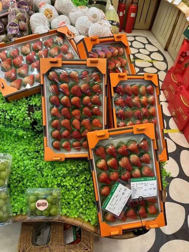 百果园水果超市内的精品草莓 本报记者 董添/摄