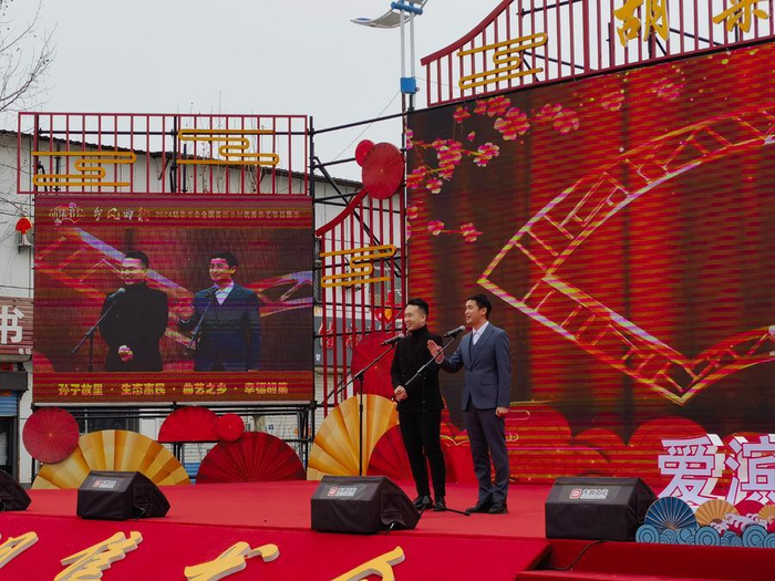 图为：许庆贺和冉祥令在胡集书会表演