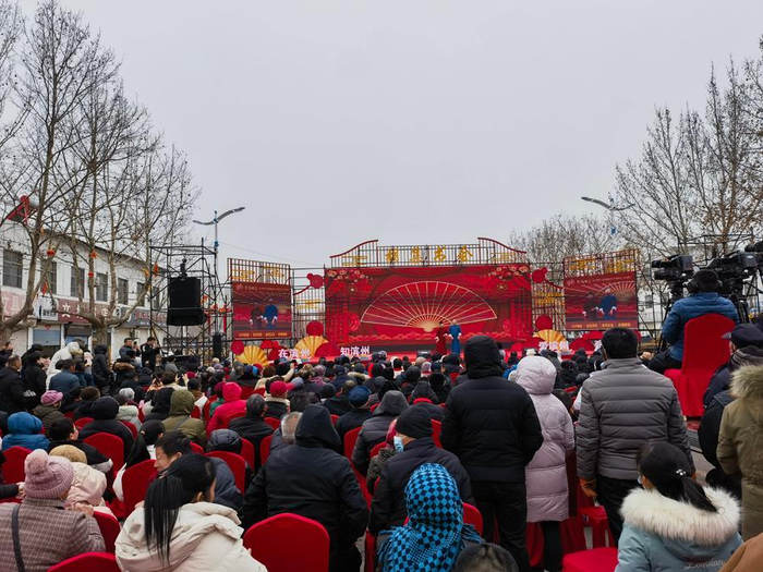 图为：元宵节当天，众多观众在胡集书会主舞台前观看演出