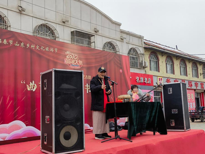 图为：周金山老人在舞台表演