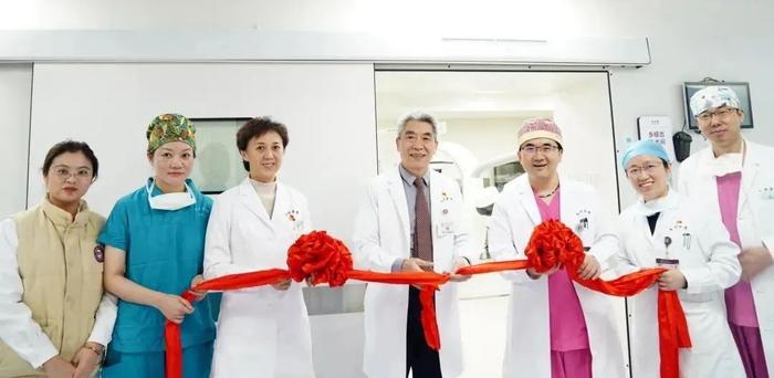 胡盛寿院长、樊静副院长、潘湘斌副院长参加手术室启用剪彩仪式