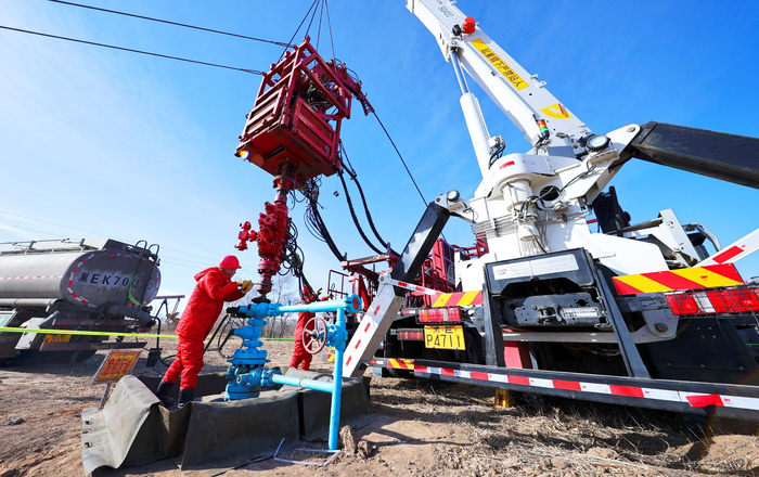 试油试采分公司作业三大队作业二队员工正在进行连续油管作业施工前准备工作