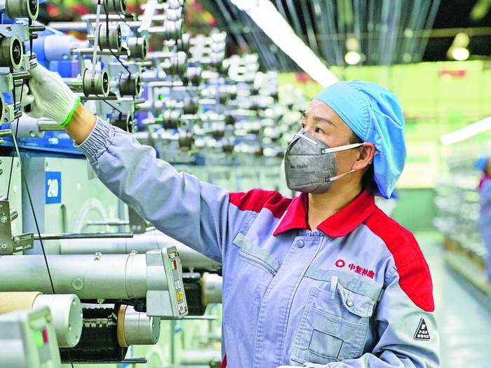 检查卷绕机上的碳丝。