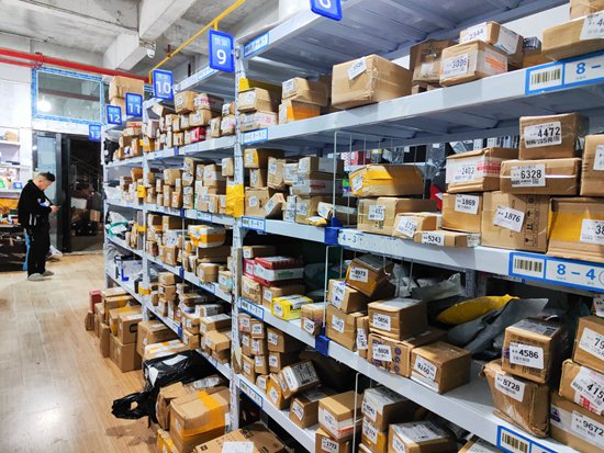 &nbsp;&nbsp;&nbsp;&nbsp;2月21日，湖北恩施，一个快递驿站，屋子里堆满了各种快递。视觉中国供图