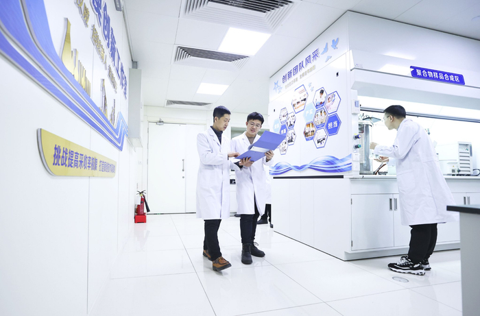 勘探开发研究院采收率研究室技术人员正在进行聚合物优选与评价