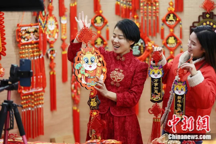 工作人员进行直播销售中国结。张春雷 摄