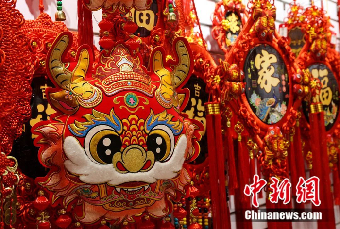 龙年中国结饰品。李结义 摄
