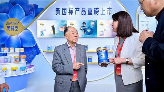 中国工程院院士陈君石在会场上关注全新升级的美赞臣奶粉