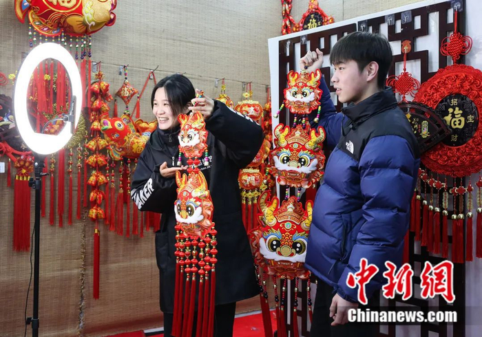 工作人员进行直播销售中国结。李结义 摄