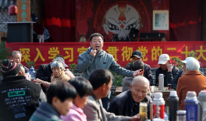 在淮北临涣镇一家茶馆，王士宏（中）用通俗易懂的语言向茶客宣讲。