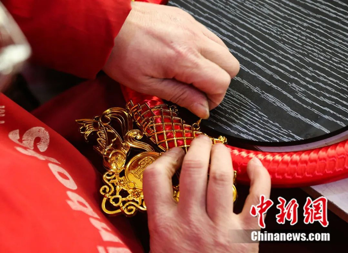 工作人员正在制作中国结。李结义 摄