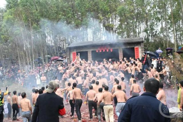 广西桂平的抢花炮活动现场。图片来源/“新桂平”公众号
