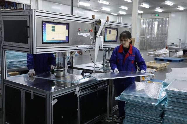 车间工人正在检测材料（张平摄）