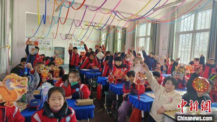 莒南县第一小学学生展示手工花灯。莒南县委宣传部供图