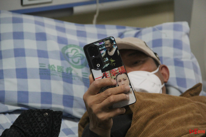 ▲正在做血透的张龙