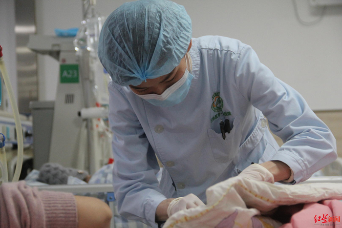 ▲护士为尿毒症患者做血透