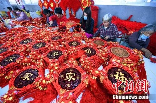 当地从业者正在制作中国结。郯城县委宣传部供图