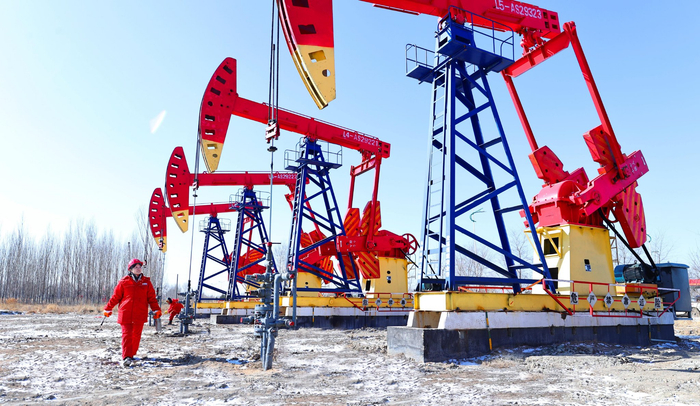 第六采油厂第一作业区采油107队员工正在巡检、取样