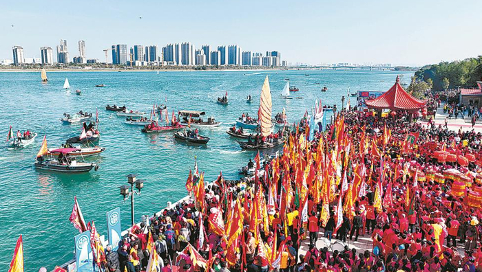 正月初四，同安吕厝社区华藏庵第154届迎王祈福文化节“迎王”仪式吸引众多游客。 厦门市文旅局供图