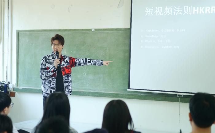 深圳卫视著名主持人区迪祺老师与营员分享短视频法则。