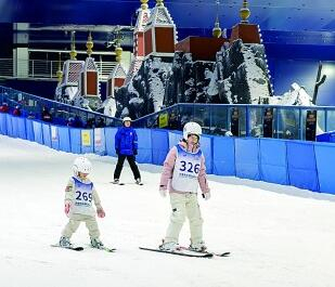 游客在江苏省无锡市一家室内滑雪场内滑雪。光明图片