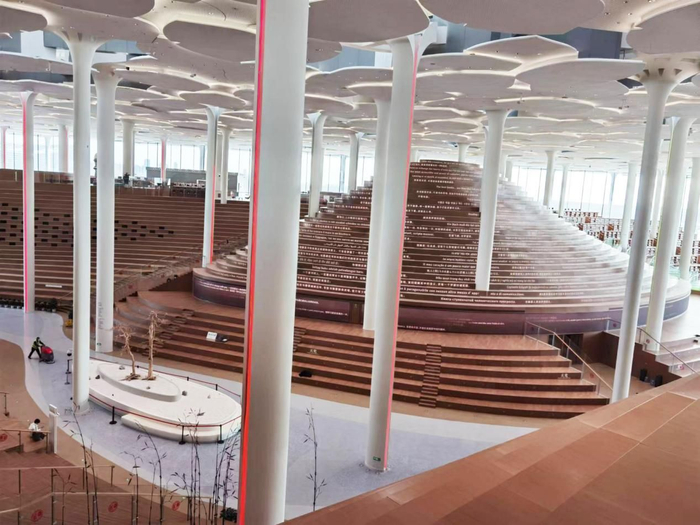 "为了保证图书馆的视线和光线最大限度地给读者提供好的阅读环境,图书