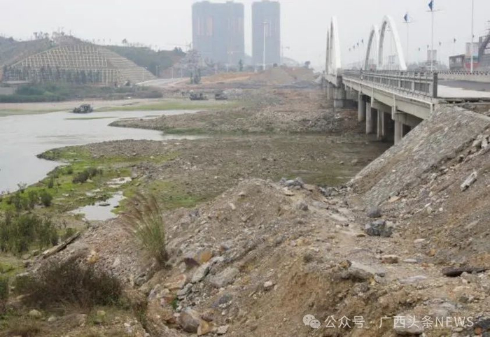 资料图：修复前沿岸裸露的护坡。