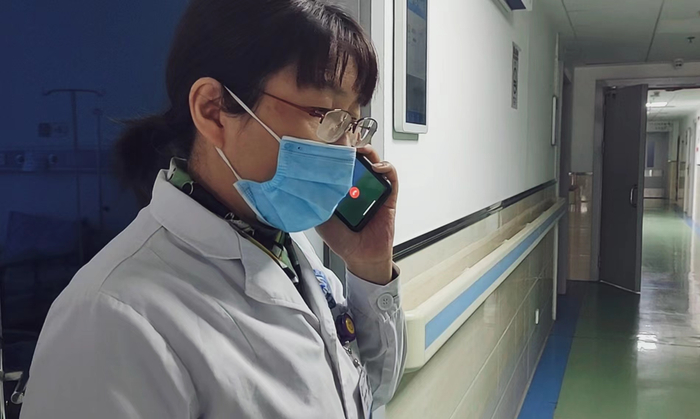 ▲郭宗琳与患者沟通病情