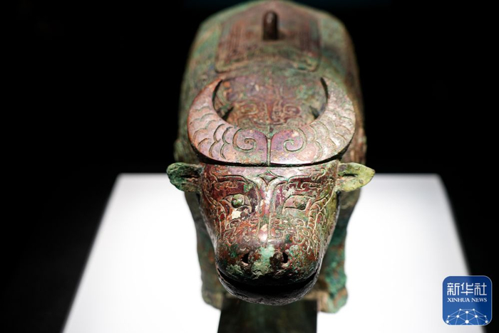 河南安阳殷墟博物馆新馆内展出的展品“亚长”牛尊。新华社记者 吴刚 摄