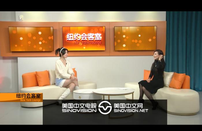 黄铭慧(图左)正在《纽约会客室》的演播厅接受主持人谭琳的采访