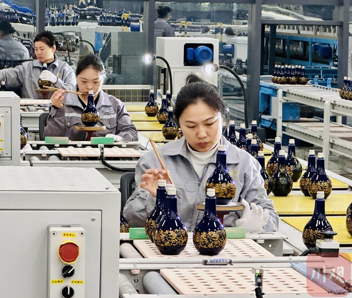 合江县华艺陶瓷制品有限公司生产车间，工人正在忙碌。泸州观察 张其 摄