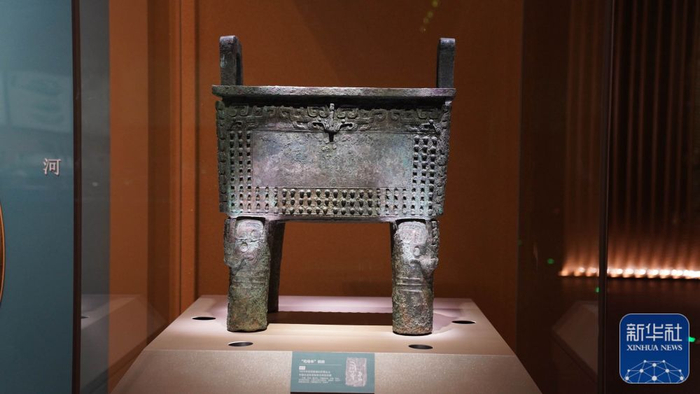 河南安阳殷墟博物馆新馆内展出的展品“司母辛”鼎。新华社记者 吴刚 摄