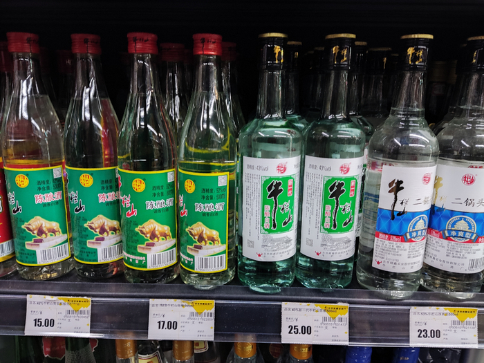 广州市某线下商超货架陈列（《消费者报道》摄）