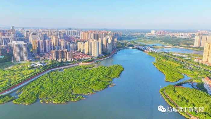 岸绿水碧的西湾红沙环生态海堤。卢镰太 摄 来源：防城港日报