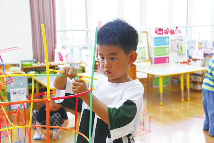 德城区区直机关幼儿园孩子拼插“彩虹飞船”