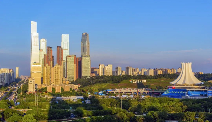 资料图：南宁国际会展中心和南宁·中国一东盟国际商务区高楼群交相辉映。王迺奇 摄