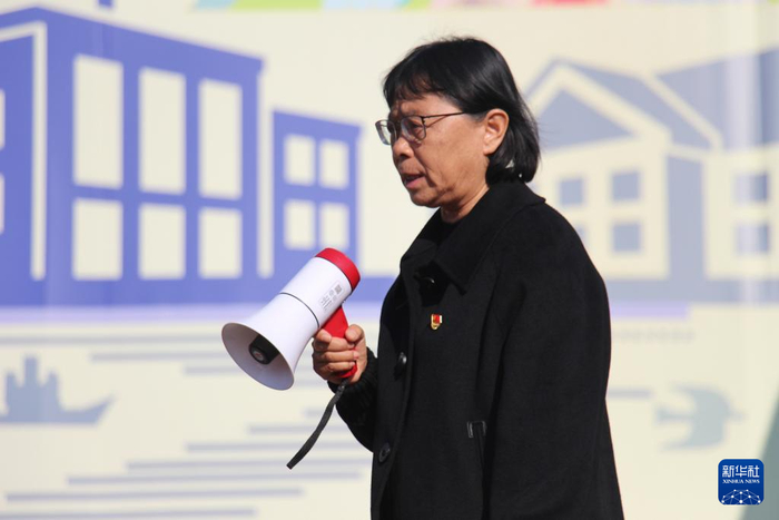 2月26日,张桂梅在云南丽江华坪女子高中校园里带领学生进行课间活动.