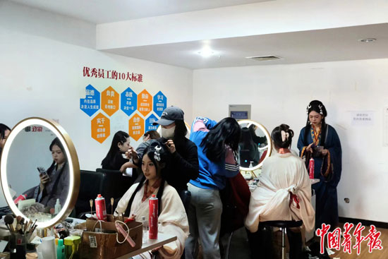     河北省邯郸市丛台公园附近一家旅拍馆内，游客排队体验汉服妆造。焦晶娴/摄