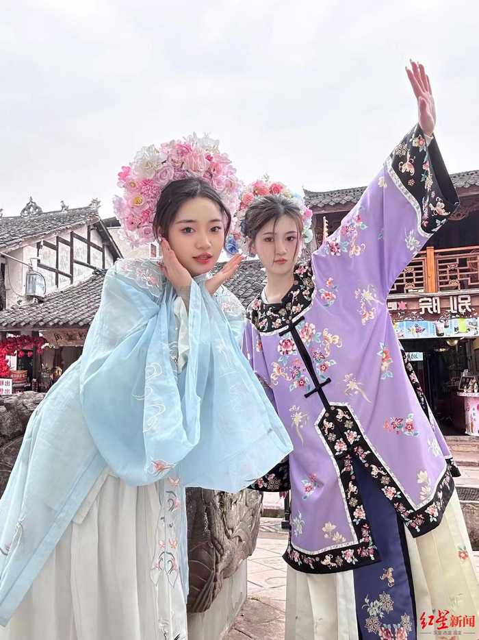 ▲市民的簪花造型