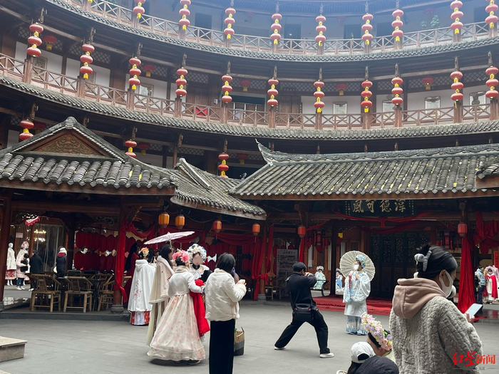 ▲市民在博客楼拍照