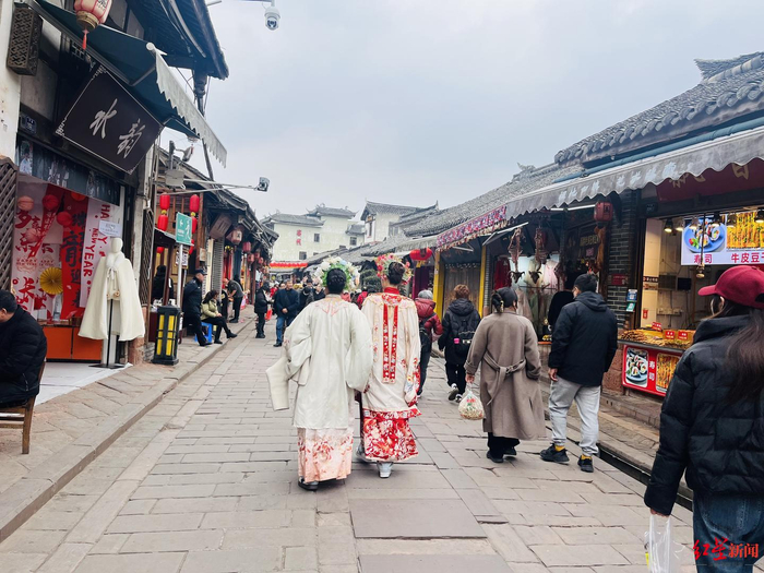 ▲古镇街头市民簪花造型