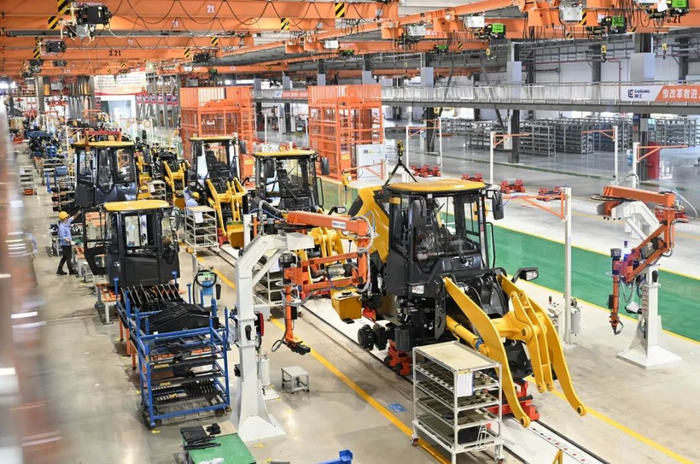 资料图：在柳州市柳工装载机灯塔工厂，工人在升级后的车间里赶制海外订单。黎寒池 摄