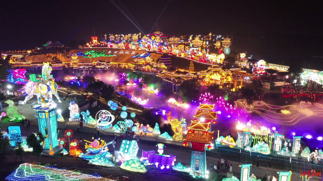 自贡灯会实景图。袁伟摄