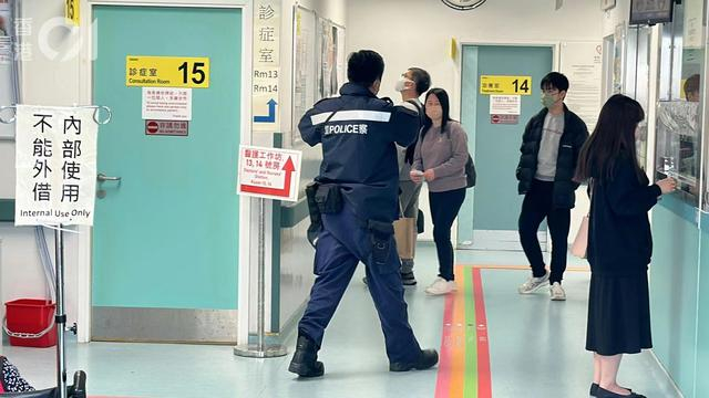 　水警在医院调查事件。图/港媒