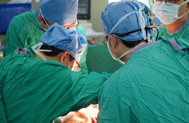 手术中。华西医院供图
