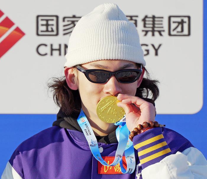   2月24日，冠军山西队选手苏翊鸣在颁奖仪式上亲吻金牌。新华社记者 李嘉南 摄